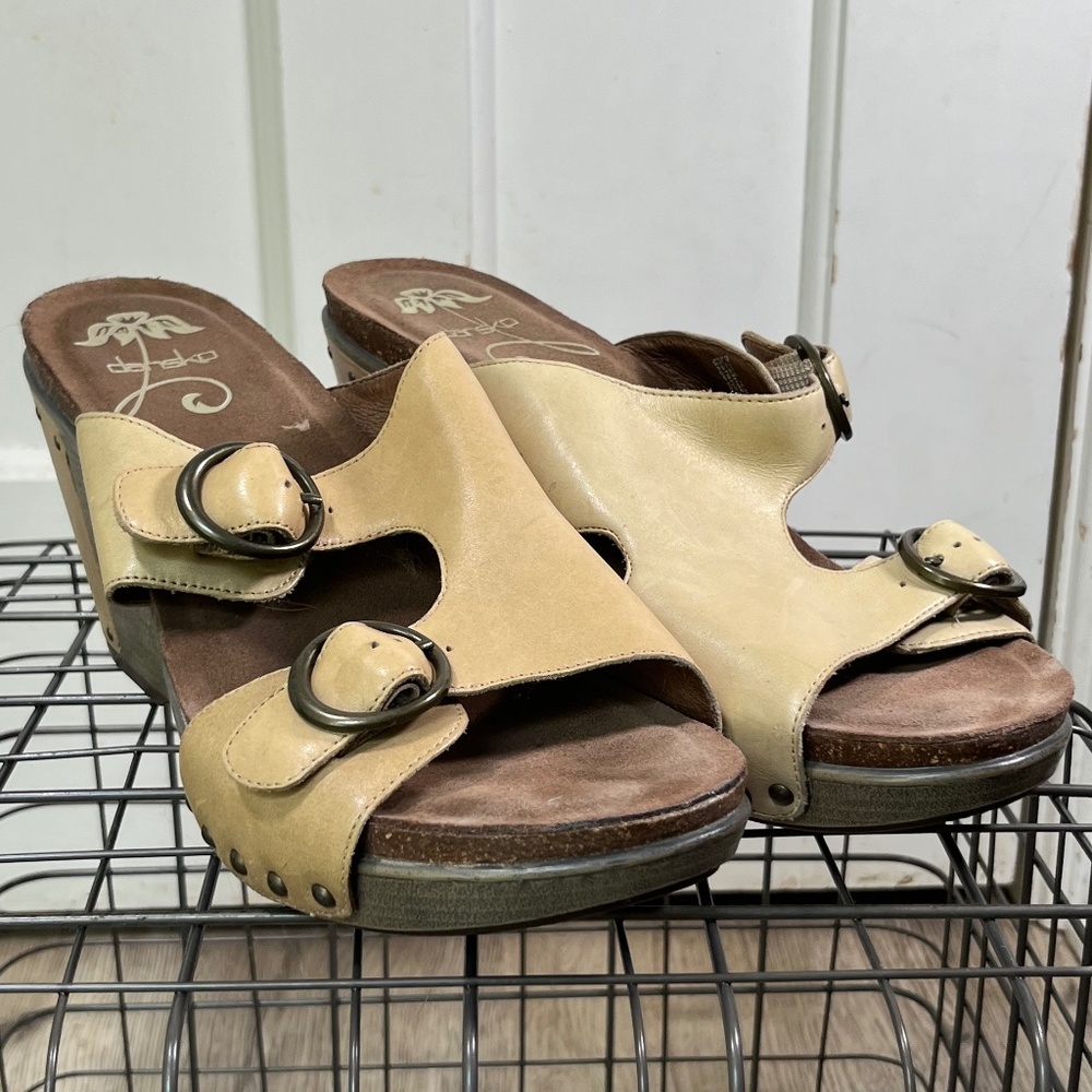 Dansko Cream Leather Buckled Open Heel/Open Toe Wedge Size Ear 42